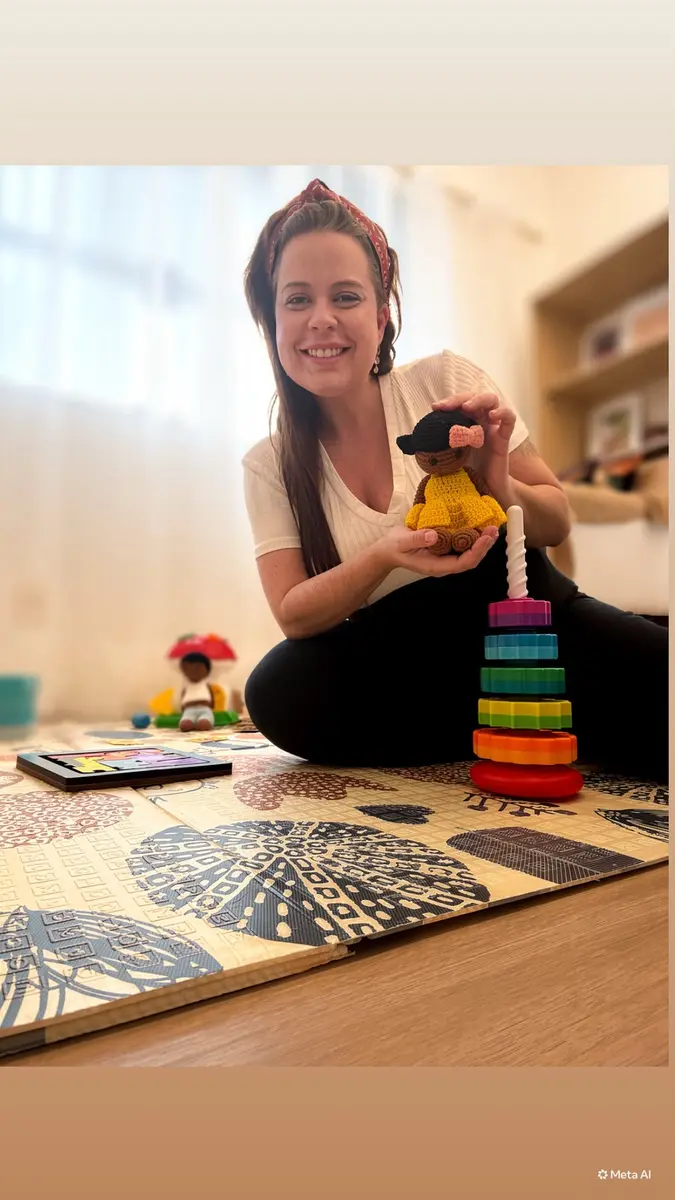 Nathália Pardal com recursos lúdicos utilizados no trabalho infantil